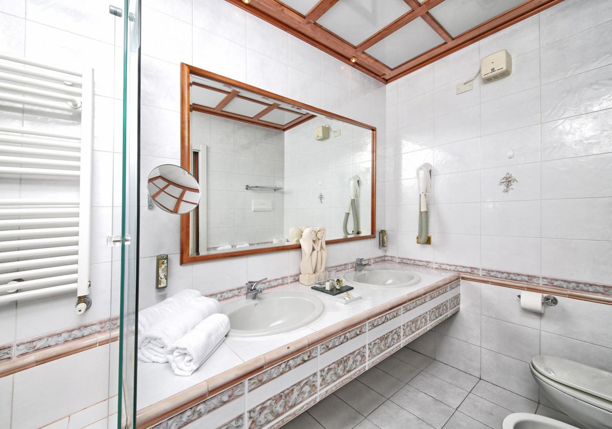 Hotel Villa Capri Гардоне Ривьера Номер фото